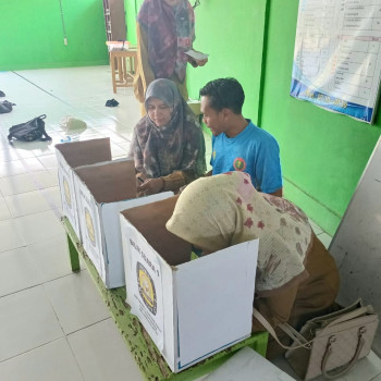 VOTING DILAKUKAN OLEH SELURUH SISWA DAN GURU PROYE