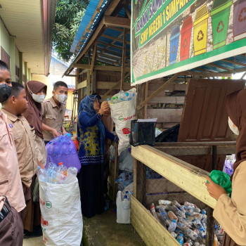 KEGIATAN MENGUMPULKAN SAMPAH PLASTIK