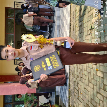 JUARA UMUM KELAS 8