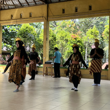 PENAMPILAN TARI TRADISIONAL KELAS 8