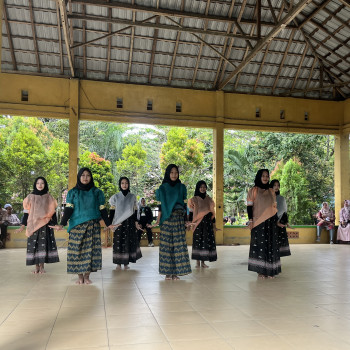 PENAMPILAN TARI TRADISIONAL KELAS 8