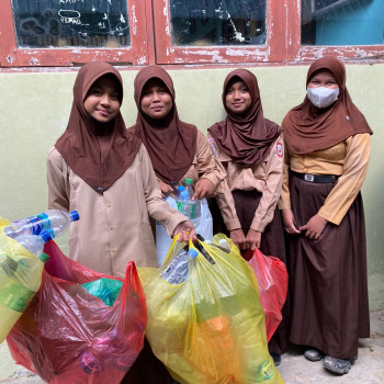 KEGIATAN MENGUMPULKAN SAMPAH PLASTIK