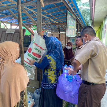 KEGIATAN MENGUMPULKAN SAMPAH PLASTIK