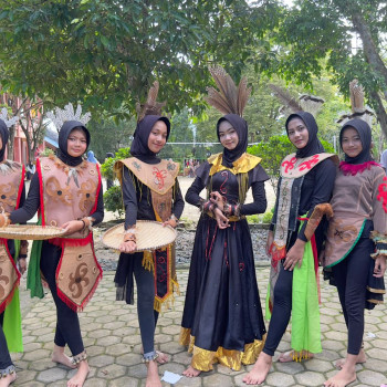 PENAMPILAN TARI TRADISIONAL KELAS 7